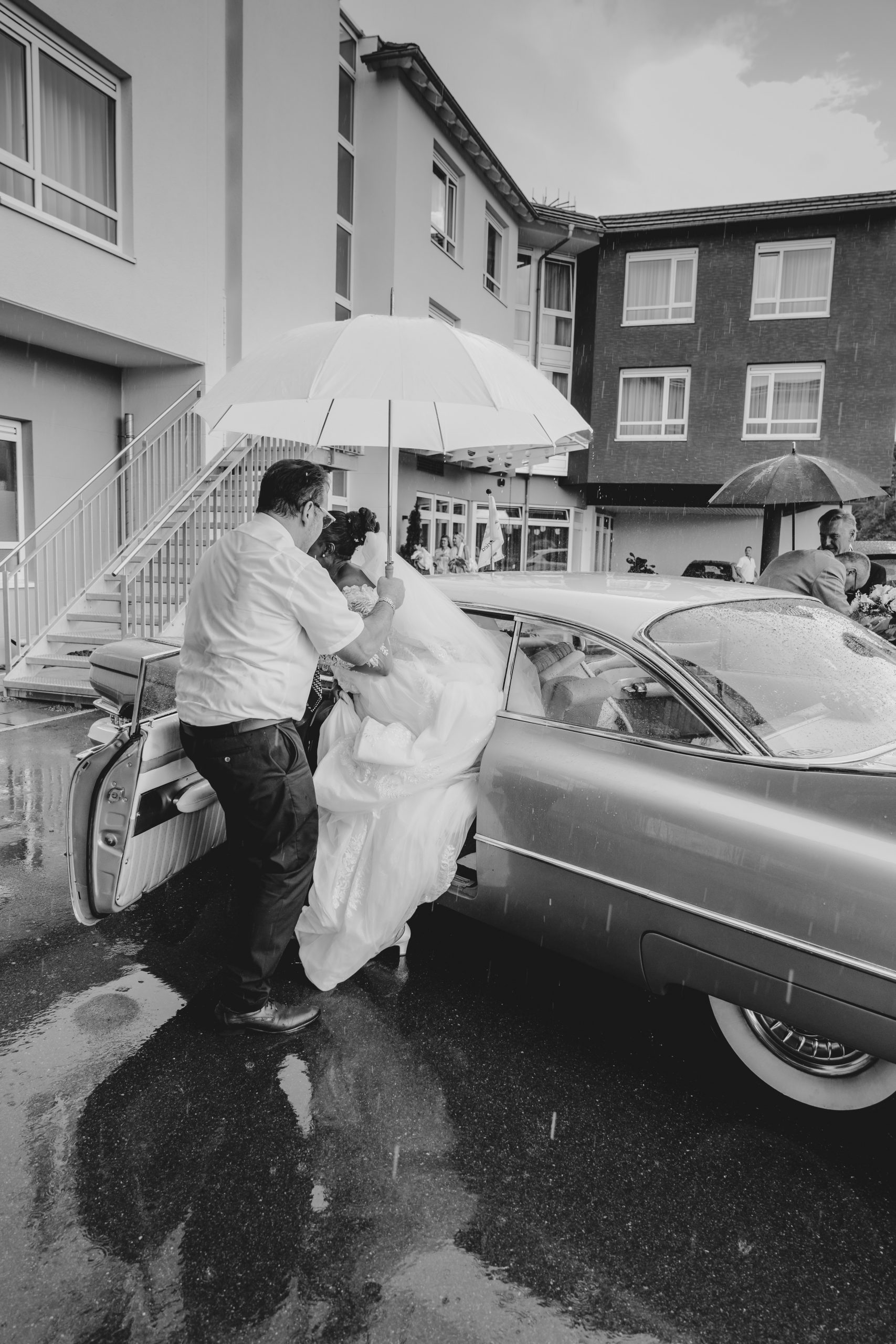 Home Ungestellter Moment bei einer Hochzeit im Regen – authentische Hochzeitsreportage von Lehugraphy