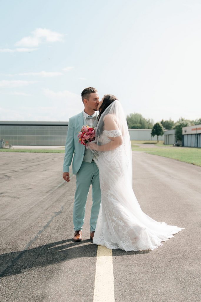 Brautpaar-Shooting auf dem Flugplatz in Donaueschingen – modernes Hochzeitspaar in Bewegung