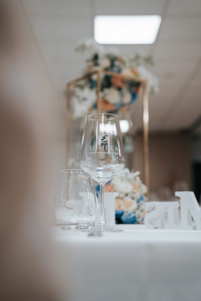 Stilvolle Hochzeitsdekoration mit Trockenblumen im Glas auf weiß gedecktem Tisch – modernes Detail bei einer Hochzeit in Donaueschingen