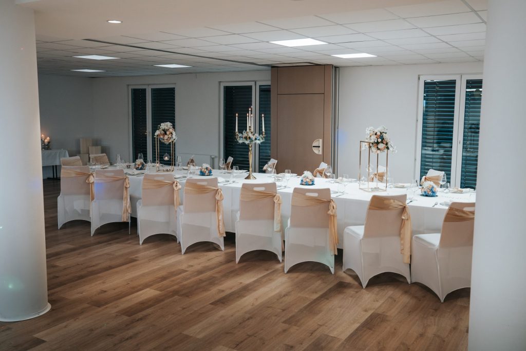 Festlich gedeckter Hochzeitssaal im Sombea Donaueschingen mit weißer Tischdekoration und eleganter Tafel