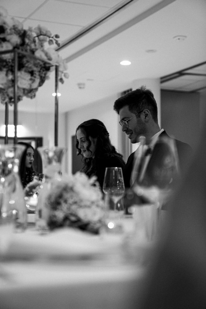 Hochzeitsgesellschaft beim Abendessen im Innenbereich vom Hotel Sombea Donaueschingen