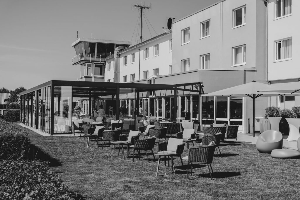 Außenansicht des Sombea Donaueschingen mit moderner Terrasse und Sitzbereich für Hochzeiten
