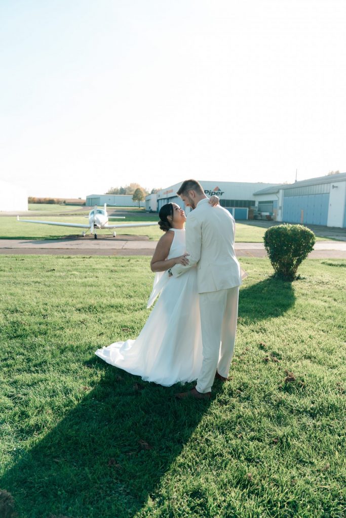 Romantisches Brautpaar-Shooting auf der Wiese am Flugplatz Donaueschingen bei Sonnenuntergang