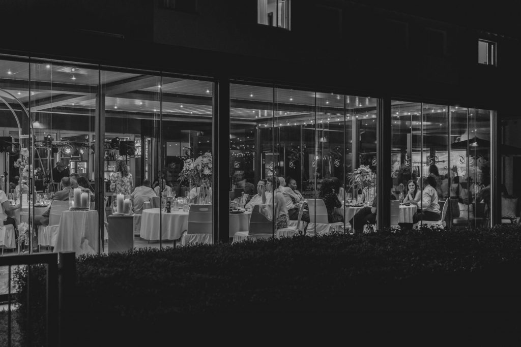 Festlich gedeckter Hochzeitstisch auf der Terrasse im Sombea Donaueschingen