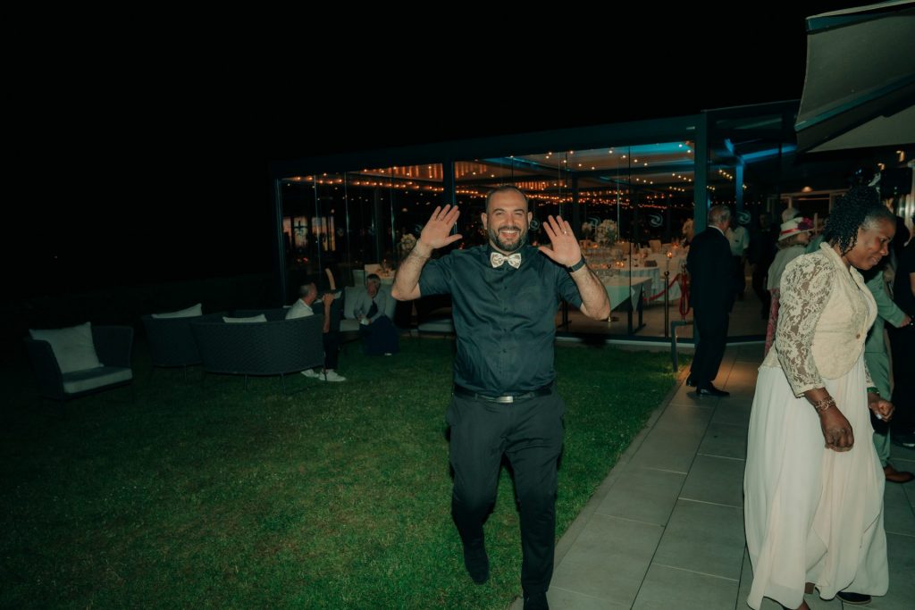 Ausgelassene Hochzeitsfeier am Abend im Außenbereich des Sombea Donaueschingen mit tanzenden Gästen“