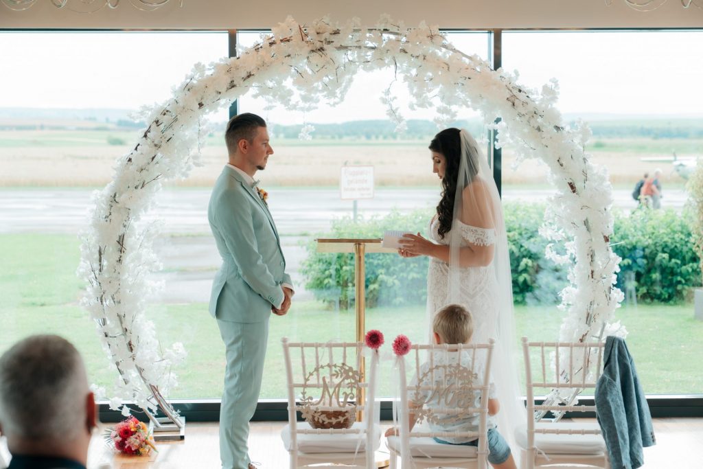 Freie Trauung in der Zigarrenlounge im Sombea Donaueschingen mit floralem Traubogen
