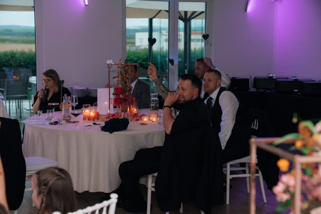 Abendliche Hochzeitsfeier im Sombea Donaueschingen mit Gästen im Innenbereich