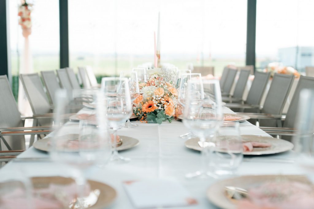 Festlich gedeckter Hochzeitstisch auf der Terrasse im Sombea Donaueschingen